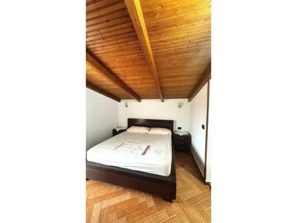 Tirane, jepet me qera apartament 3+1+Ballkon Kati 3, 170 m² 830 € (Vilat Gjermane)