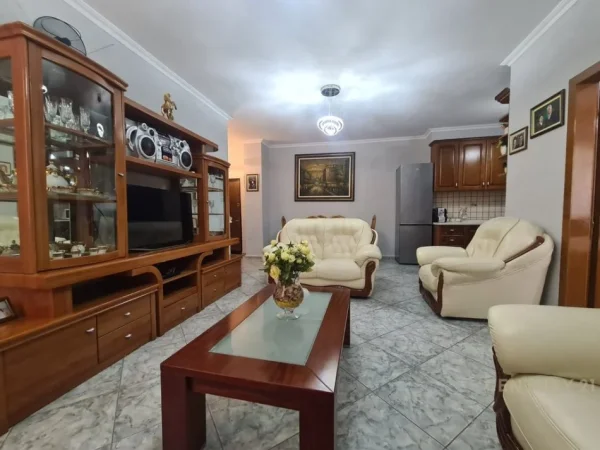 Tirane, jepet me qera apartament 2+1 Kati 3, 93 m² 750 € (21 dhjetori)