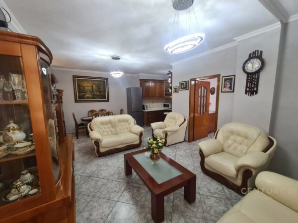 Tirane, jepet me qera apartament 2+1 Kati 3, 93 m² 750 € (21 dhjetori)