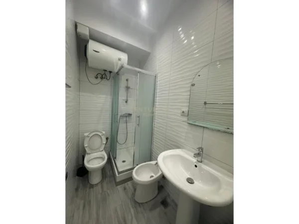 Tirane, jepet me qera apartament 1+1 Kati 1, 60 m² 800 € (Rruga e Elbasanit)