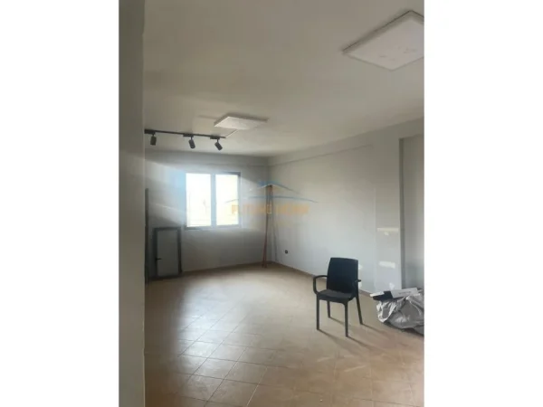 Tirane, jepet me qera zyre Kati 2, 83 m² 1.500 € (Unaza e Re)