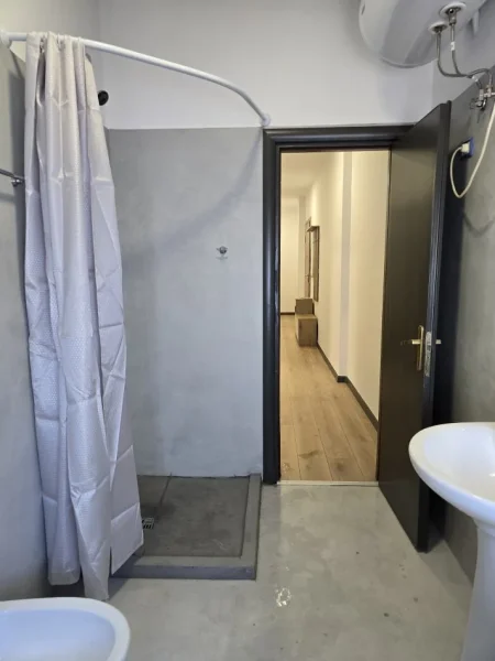 Tirane, jepet me qera apartament 2+1 Kati 3, 650 € 