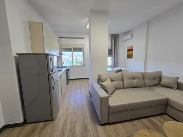 Tirane, jepet me qera apartament 2+1 Kati 3, 650 € 