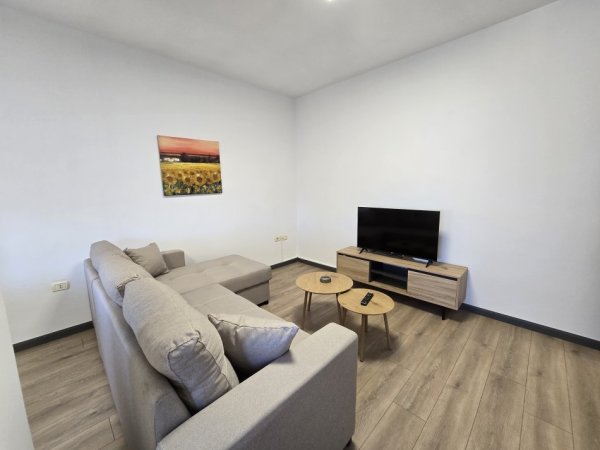 Tirane, jepet me qera apartament 2+1 Kati 3, 650 € 