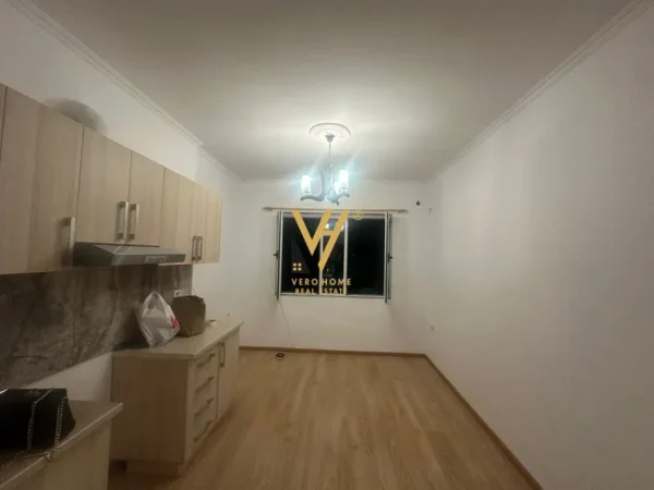 Tirane, jepet me qera zyre Kati 2, 70 m² 700 € (MYSLYM SHYRI)