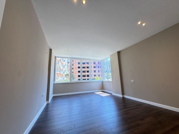 Tirane, jepet me qera apartament 2+1 Kati 2, 121 m² 550 € 