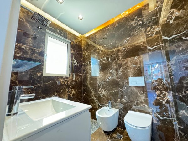 Tirane, jepet me qera apartament 2+1 Kati 2, 121 m² 550 € 