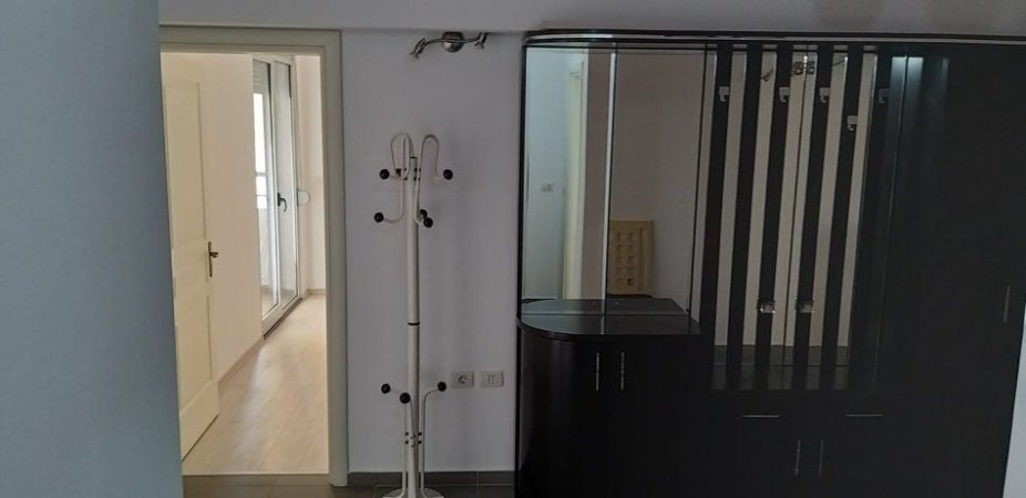 Tirane, jepet me qera apartament 3+1+Ballkon Kati 9, 160 m² 800 € (RRUGA E DIBRES)