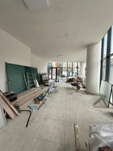 Tirane, jepet me qera dyqan Kati 0, 120 m² 2.700 € (MINE PEZA)