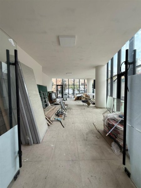 Tirane, jepet me qera dyqan Kati 0, 120 m² 2.700 € (MINE PEZA)