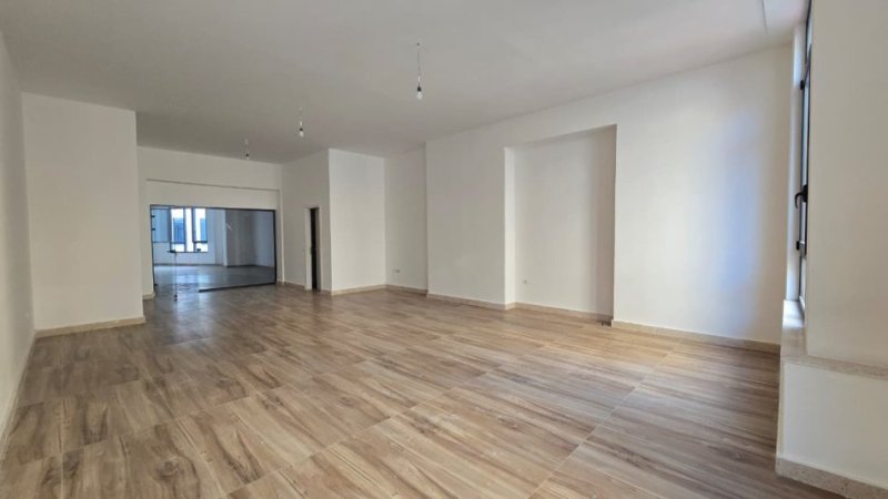 Tirane, jepet me qera Kati 0, 135 m² 1.500 € (Ndërmjet Rrugës së Kavajës dhe Myslym Shyrit.)