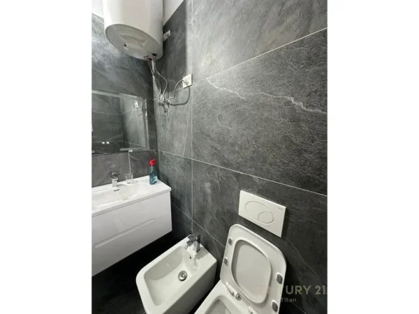 Tirane, jepet me qera apartament 1+1+Ballkon Kati 0, 60 m² 400 € 