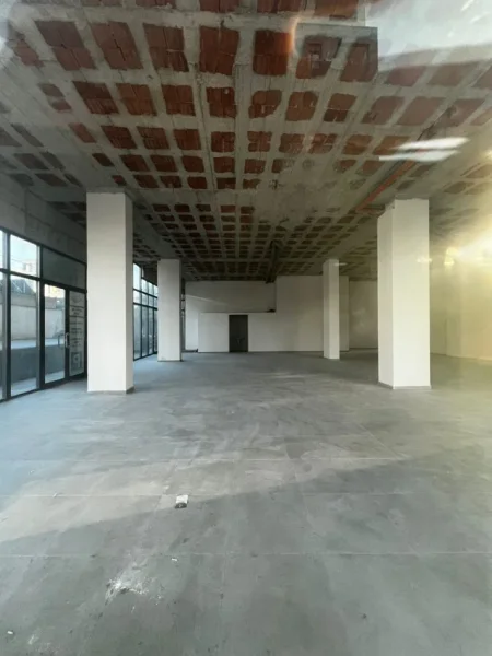 Tirane, jepet me qera ambjent biznesi Kati 0, 256 m² 3.500 € (TREGU ELEKTRIK)