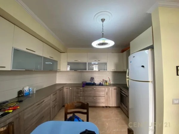 Tirane, jepet me qera apartament 2+1+Aneks+Ballkon Kati 3, 85 m² 450 € 