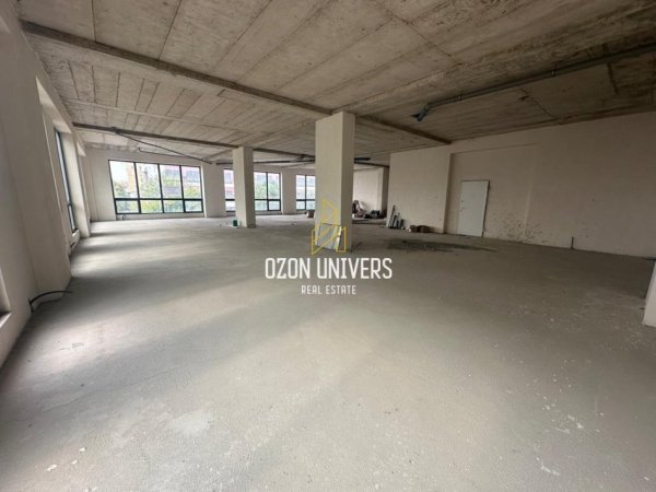 Tirane, jepet me qera ambjent biznesi Kati 2, 300 m² 2.500 € (porcelan)