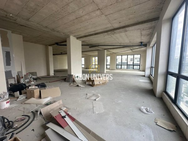 Tirane, jepet me qera ambjent biznesi Kati 2, 300 m² 2.500 € (porcelan)