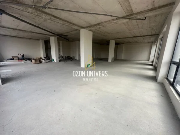 Tirane, jepet me qera ambjent biznesi Kati 2, 300 m² 2.500 € (porcelan)