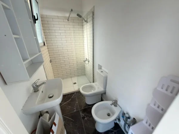 Tirane, jepet me qera apartament 2+1 Kati 5, 550 €