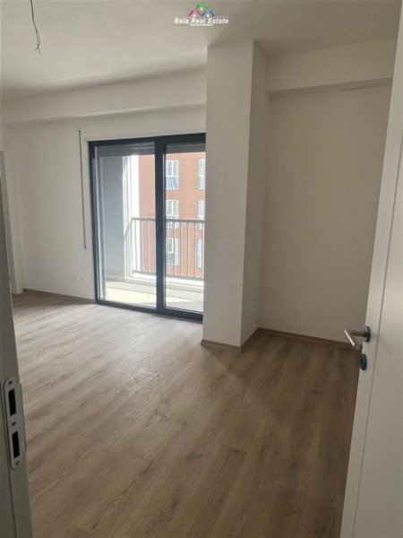 Tirane, jepet me qera zyre Kati 3, 116 m² 800 € (jordan misja)