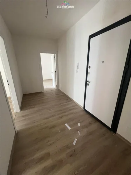 Tirane, jepet me qera zyre Kati 3, 116 m² 800 € (jordan misja)