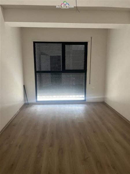 Tirane, jepet me qera zyre Kati 3, 116 m² 800 € (jordan misja)