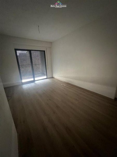 Tirane, jepet me qera zyre Kati 3, 116 m² 800 € (jordan misja)