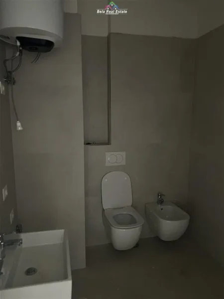 Tirane, jepet me qera zyre Kati 3, 116 m² 800 € (jordan misja)