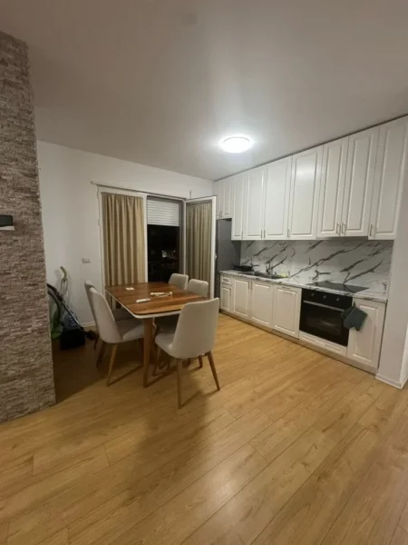 Tirane, jepet me qera apartament 1+1 Kati 2, 81 m² 600 € (astir)