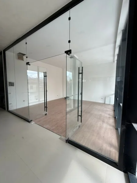 Tirane, jepet me qera zyre Kati 2, 44 m² 1.000 € (Mine Peza)