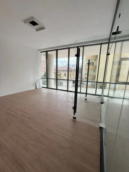 Tirane, jepet me qera zyre Kati 2, 44 m² 1.000 € (Mine Peza)