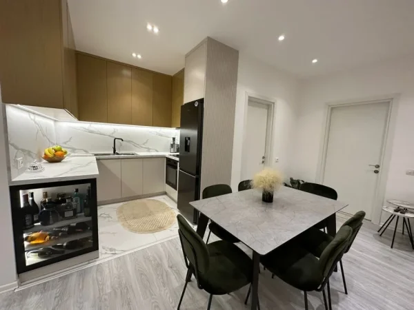 Jepet me qera apartament 2+1, Kati 3, 850 € (Rruga e Dibres, prane Selvise)