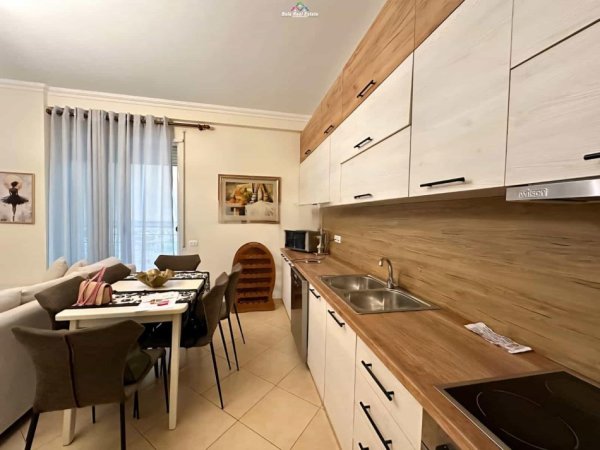 Tirane, jepet me qera apartament 3+1+Ballkon Kati 1, 116 m² 750 € (liqeni i thate)