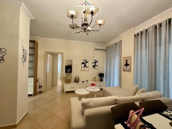 Tirane, jepet me qera apartament 3+1+Ballkon Kati 1, 116 m² 750 € (liqeni i thate)