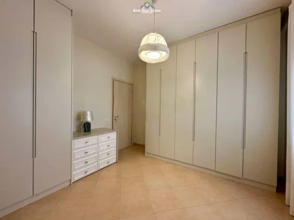 Tirane, jepet me qera apartament 3+1+Ballkon Kati 1, 116 m² 750 € (liqeni i thate)