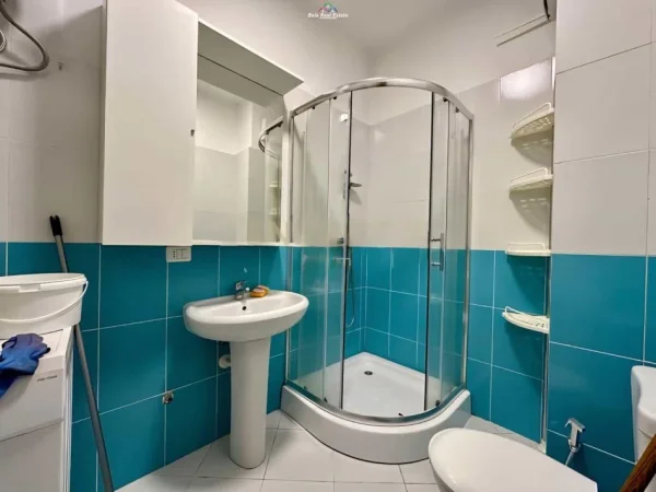 Tirane, jepet me qera apartament 3+1+Ballkon Kati 1, 116 m² 750 € (liqeni i thate)