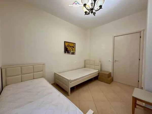 Tirane, jepet me qera apartament 3+1+Ballkon Kati 1, 116 m² 750 € (liqeni i thate)