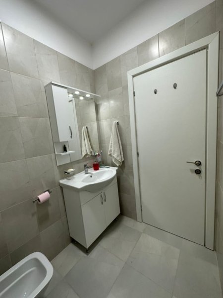 Jepet me qera apartament 2+1, Kati 3, 850 € (Rruga e Dibres, prane Selvise)