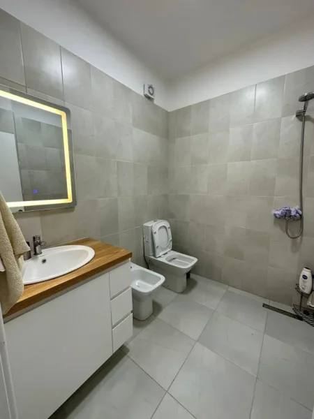 Jepet me qera apartament 2+1, Kati 3, 850 € (Rruga e Dibres, prane Selvise)