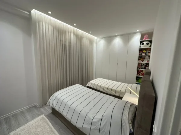 Jepet me qera apartament 2+1, Kati 3, 850 € (Rruga e Dibres, prane Selvise)