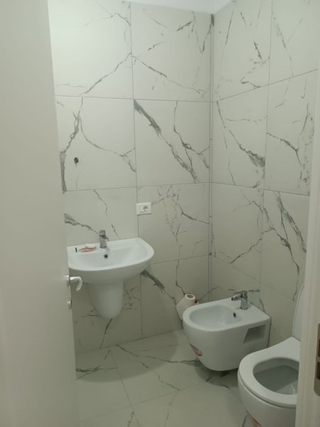 Tirane, jepet me qera apartament 1+1+ parking  Kati 2, (Univeristy City) perballë shkollës