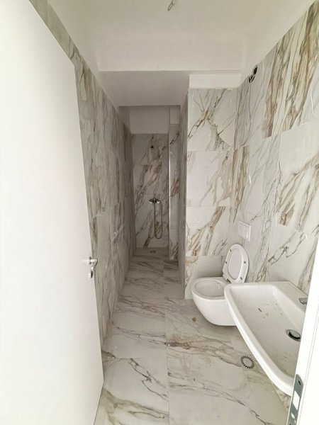 Tirane, jepet me qera zyre Kati 2, 152 m² 1.500 € (Rruga Mine Peza)