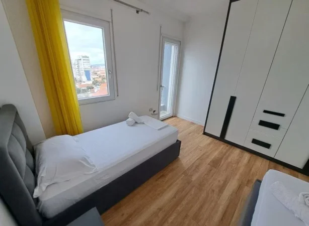 Tirane, jepet me qera apartament 2+1 Kati 8, 100 m² 1.250 € (PAZARI RI)