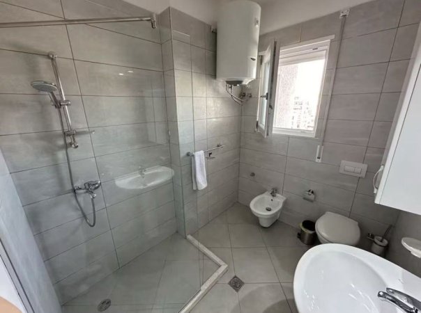 Tirane, jepet me qera apartament 2+1 Kati 8, 100 m² 1.250 € (PAZARI RI)
