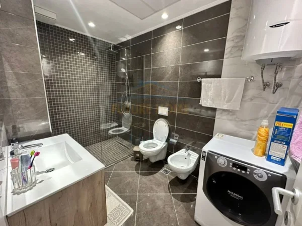 Tirane, jepet me qera apartament 3+1+2+Ballkon Kati 3, 109 m² 1.200 € (Rezidenca ALBA)