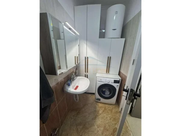 Tirane, shitet apartament 1+1+Ballkon Kati 8, 105.000 € 