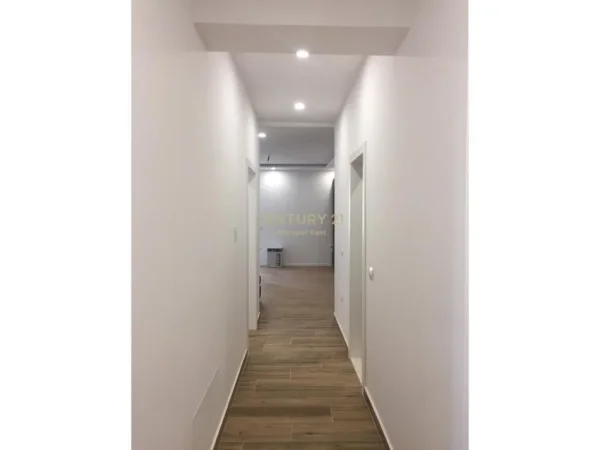 Tirane, jepet me qera apartament 2+1 Kati 5, 100 m² 650 € (Irfan Tomini)