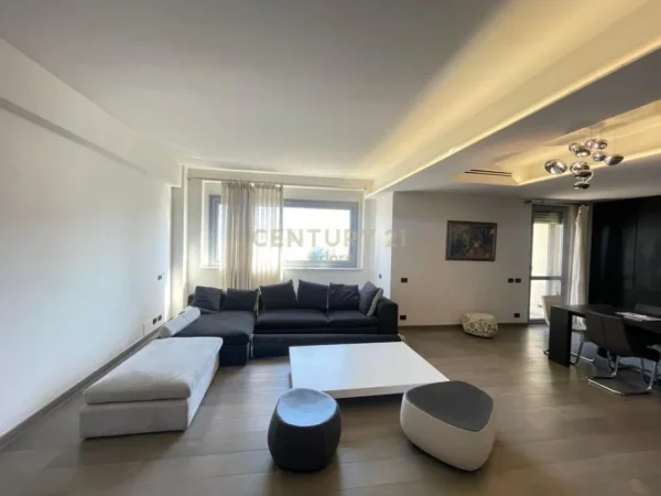Tirane, jepet me qera ambjent biznesi Kati 11, 205 m² 2.500 € (Torre Drini)