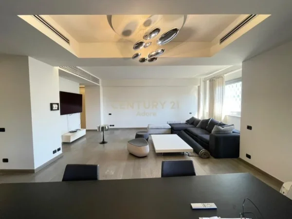 Tirane, jepet me qera ambjent biznesi Kati 11, 205 m² 2.500 € (Torre Drini)