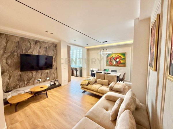 Tirane, jepet me qera apartament 3+1 Kati 9, 115 m² 1.200 € (Rruga e Kavajes)