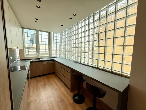 Tirane, jepet me qera apartament 3+1 Kati 9, 115 m² 1.200 € (Rruga e Kavajes)